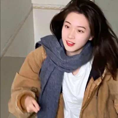 出墙红杏两家春